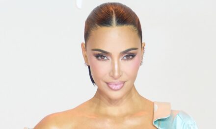 Kim Kardashian célèbre sa nouvelle émission télévisée et son anniversaire dans une robe plongeante bleu glacier