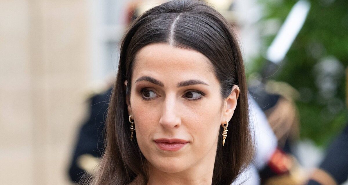 Le chignon inédit de la princesse Rajwa met en valeur « l&rsquo;éclat naturel » des mèches de corbeau transformées