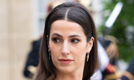 Le chignon inédit de la princesse Rajwa met en valeur « l&rsquo;éclat naturel » des mèches de corbeau transformées