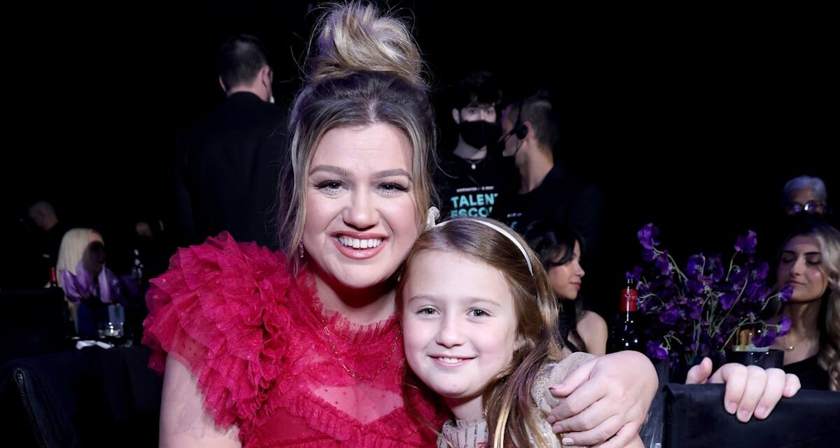Kelly Clarkson fait des aveux sur le rôle parental de sa fille des mois après la mort de son ex