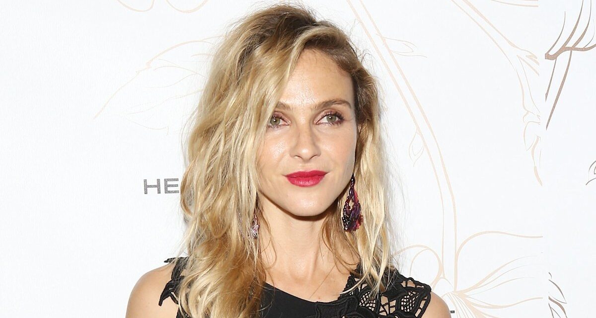 La star de la franchise de Yellowstone épouse l&rsquo;amour de longue date dans la cérémonie de rêve du Montana