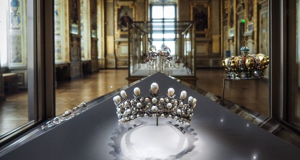 Un regard sur la couronne de l&rsquo;impératrice Eugénie d&rsquo;une valeur de plus de 10 millions de livres sterling volée lors du braquage du Louvre