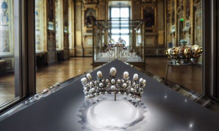 Un regard sur la couronne de l&rsquo;impératrice Eugénie d&rsquo;une valeur de plus de 10 millions de livres sterling volée lors du braquage du Louvre