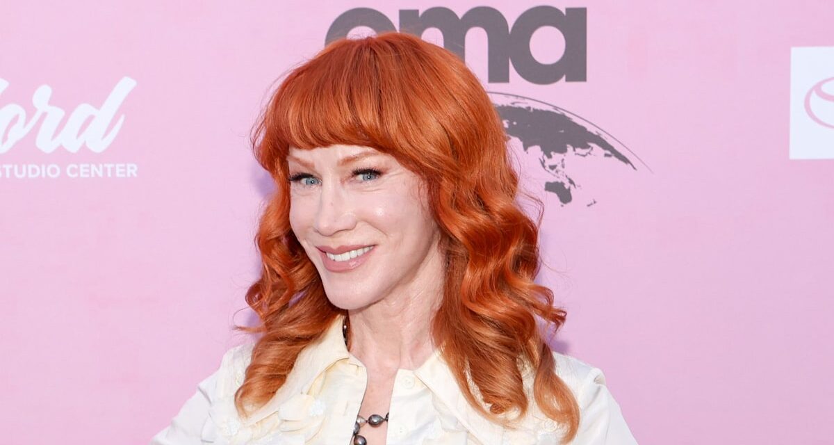 Kathy Griffin se moque de la récente chirurgie plastique et pourquoi elle veut maintenant « tout rejeter la faute sur mon âge »