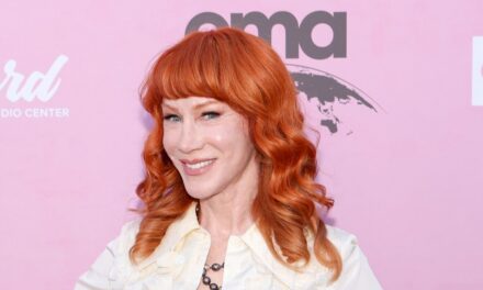 Kathy Griffin se moque de la récente chirurgie plastique et pourquoi elle veut maintenant « tout rejeter la faute sur mon âge »