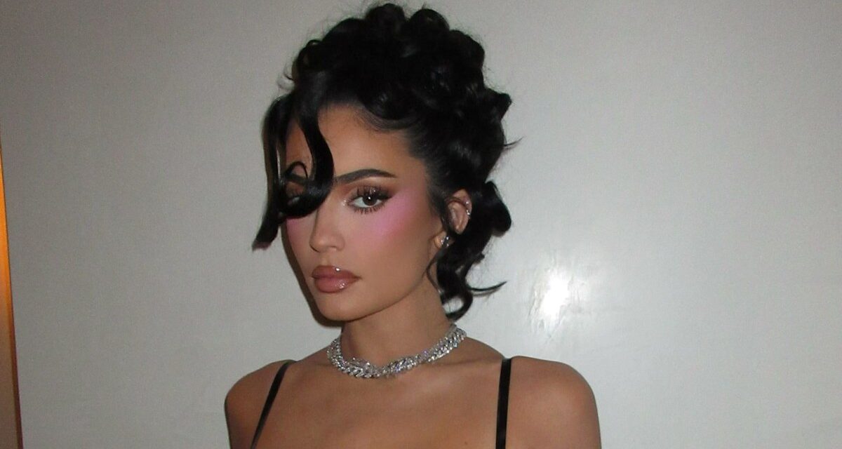 Kylie Jenner vient d&rsquo;associer sa transformation de cheveux choc à sa robe en latex rose vif