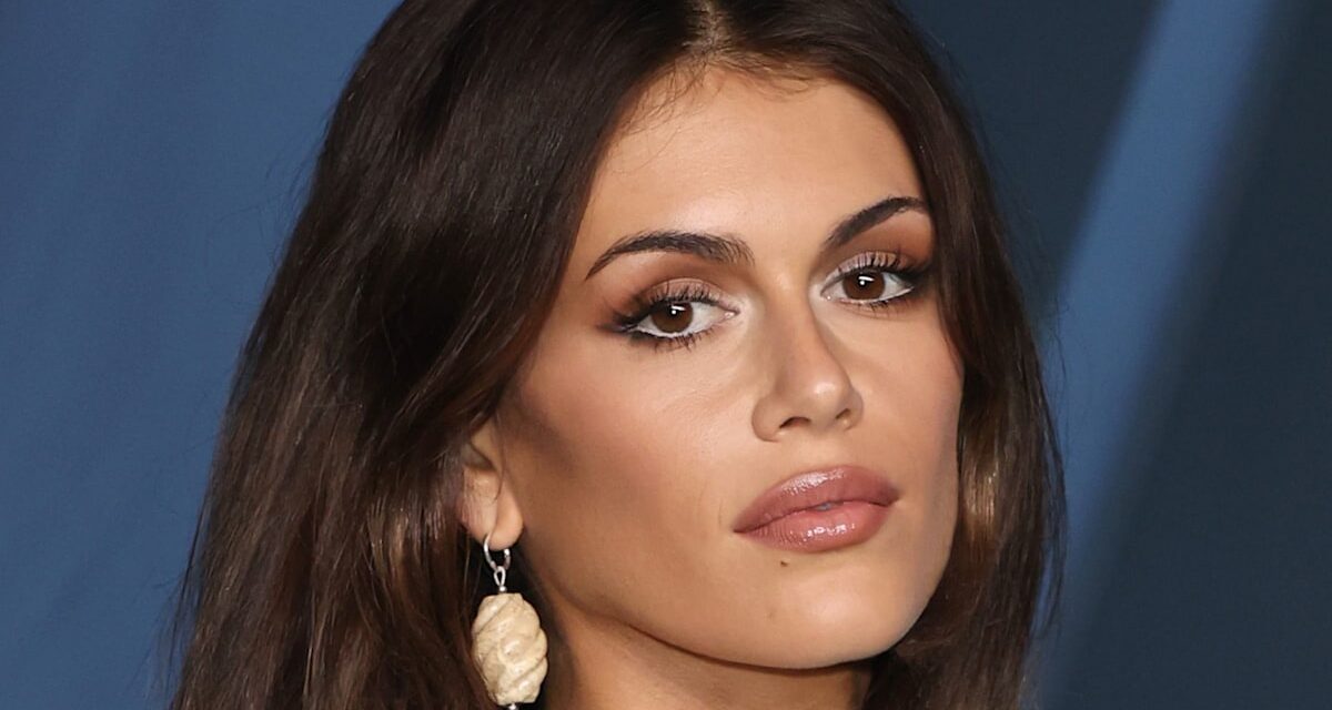 Kaia Gerber arbore des pois dos nu pour célébrer la deuxième saison de Palm Royale