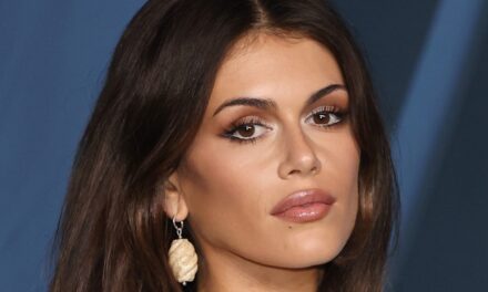 Kaia Gerber arbore des pois dos nu pour célébrer la deuxième saison de Palm Royale