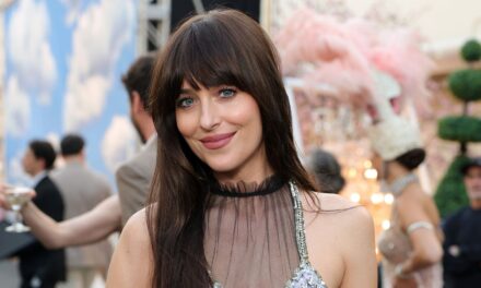 La robe de soirée éblouissante de Dakota Johnson est une leçon de glamour vengeur
