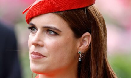 La princesse Eugénie passe inaperçue en portant une tenue « discrète » à Paris