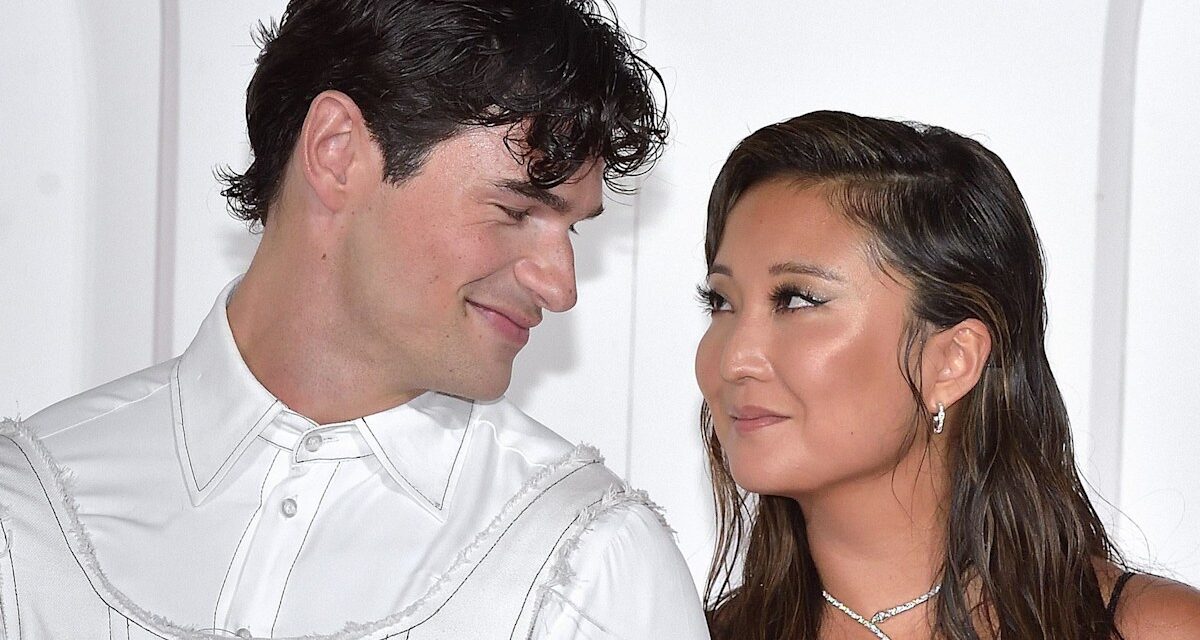 Emily à Paris met en vedette Ashley Park et Paul Forman Split: tous les signes que nous avons manqués