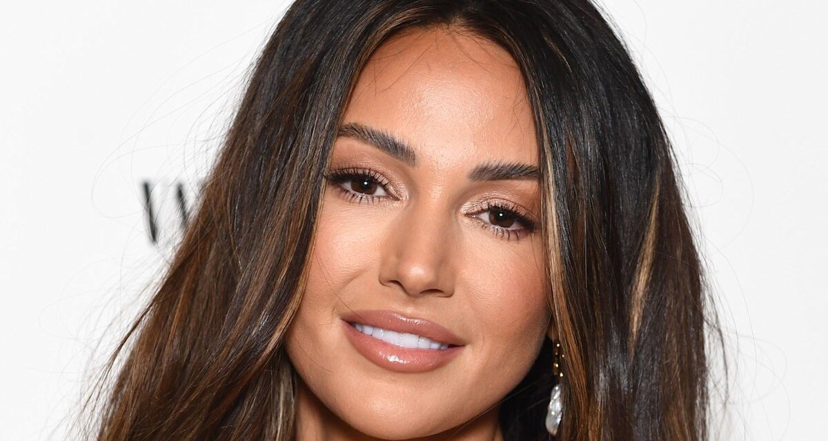 Michelle Keegan devient rétro dans une robe d&rsquo;invité de mariage psychédélique des années 60