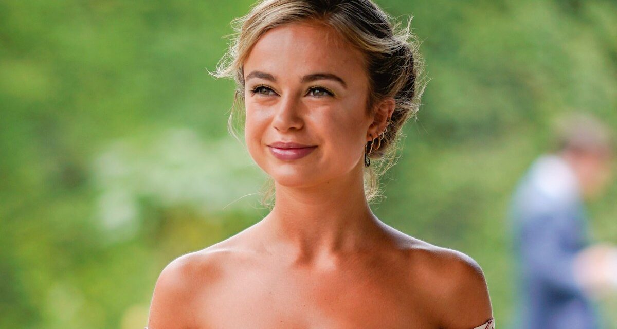 Lady Amelia Windsor montre un bronzage de soleil brillant dans une robe de glissement de soie slinky