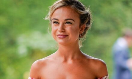 Lady Amelia Windsor montre un bronzage de soleil brillant dans une robe de glissement de soie slinky
