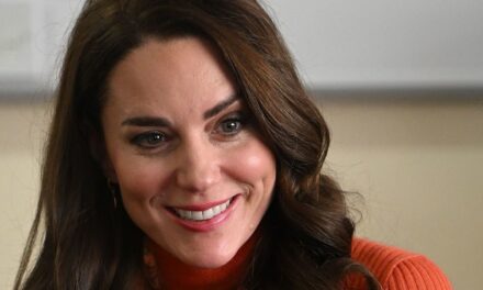 L&rsquo;expérience de mode audacieuse de Kate Middleton avec une jupe côtelée citrouille « porte ses fruits »