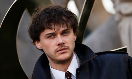 Christopher Briney vient de prendre des notes de style de Hailey Bieber dans un costume baggy et un combo de veste en cuir