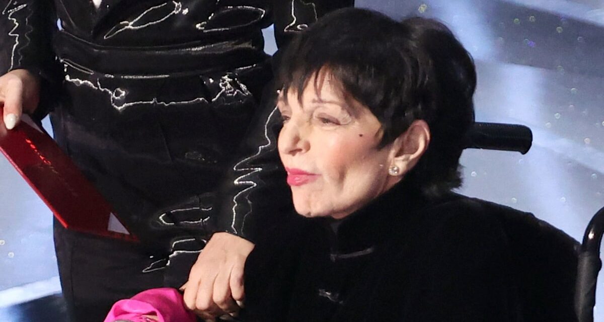 Liza Minnelli, 79 ans, fait une rare apparition sur scène sur un trône de velours – regardez