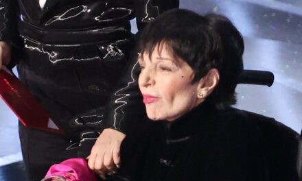 Liza Minnelli, 79 ans, fait une rare apparition sur scène sur un trône de velours – regardez