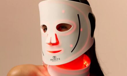 Ce masque facial LED peut-il transformer ma peau de 43 ans et adoucir les lignes de mon cou ?