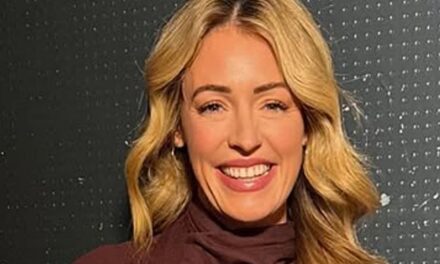 La jupe M&S à 30 £ de Cat Deeley est une masterclass pour porter une mini, quel que soit votre âge