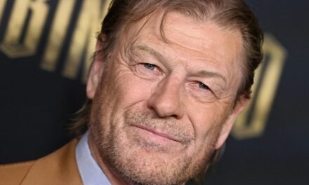 Sean Bean rejoint sa cinquième épouse rarement vue pour une apparition confortable sur le tapis rouge