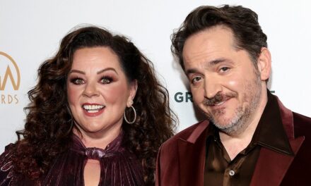 Les photos de mariage de Melissa McCarthy font parler les fans alors qu&rsquo;elle fête ses 20 ans de mariage