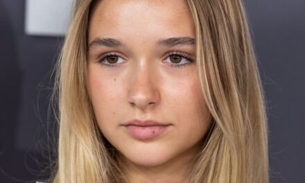 La routine de maquillage super « Posh » de Harper Beckham à 250 £ – 14 ans