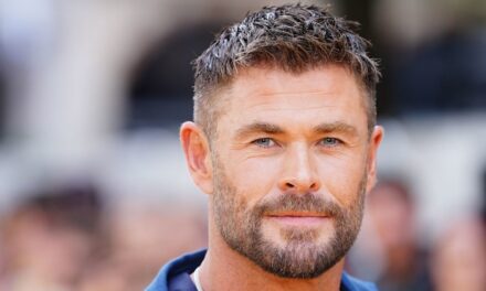 Chris Hemsworth est le sosie de son beau père dans le premier aperçu de A Road Trip to Remember – regardez