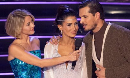 Hilaria Baldwin fustige les haineux en ligne après l&rsquo;élimination du DWTS : « Le monde a essayé de me battre »