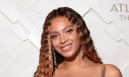 La fille de Beyoncé, Rumi, est la vie de la fête dans de nouvelles photos de l&rsquo;affaire de la famille somptueuse pour l&rsquo;arrière-grand-mère