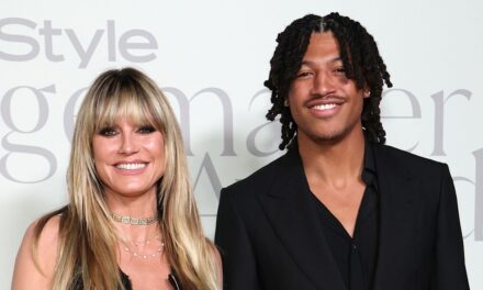 Heidi Klum impressionne dans sa robe zippée alors qu&rsquo;elle tient la main de son fils mannequin sur le tapis rouge