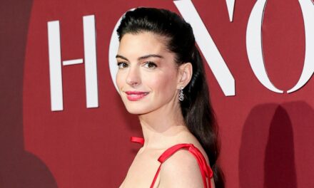 La robe vintage brûlante d&rsquo;Anne Hathaway est un rêve sur le tapis rouge