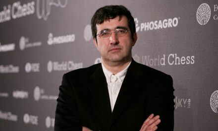 La Fédération des échecs enquête sur Vladimir Kramnik après la mort du grand maître Daniel Naroditsky