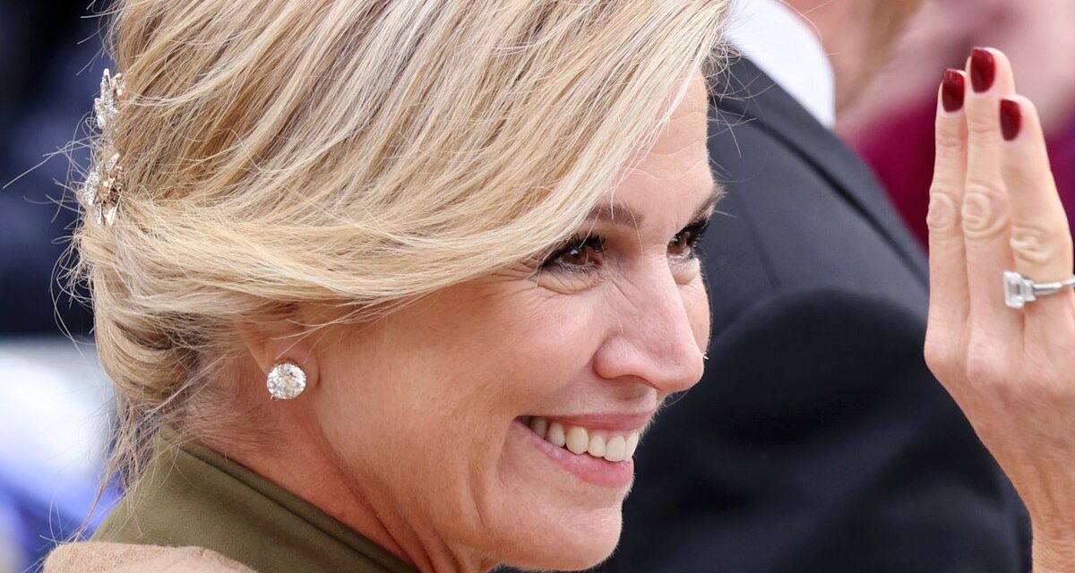 La reine Maxima subit un relooking automnal dans une veste en jean courte à 100 £