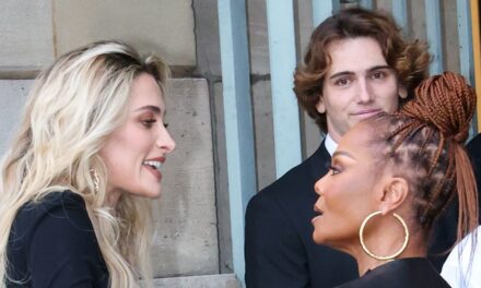 Janet Jackson et la nièce Paris font une apparition publique rare avec des looks de tournage de la tête