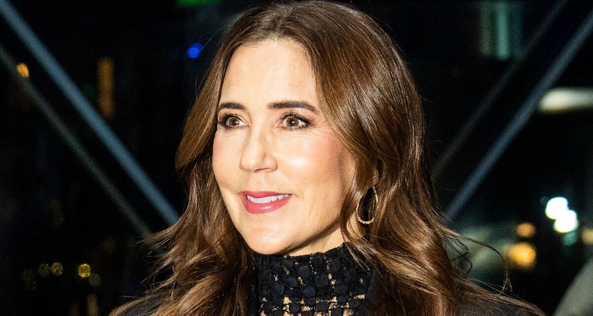 La reine Mary devient «énervée» en haut en dentelle pour la sortie de concert