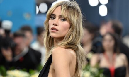 Suki Waterhouse dégouline d&rsquo;or avec un soutien-gorge transparent et un maquillage bronzé