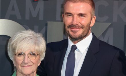 Victoria Beckham habille la maman de David Beckham, 76 ans, se dirige vers les pieds dans sa marque