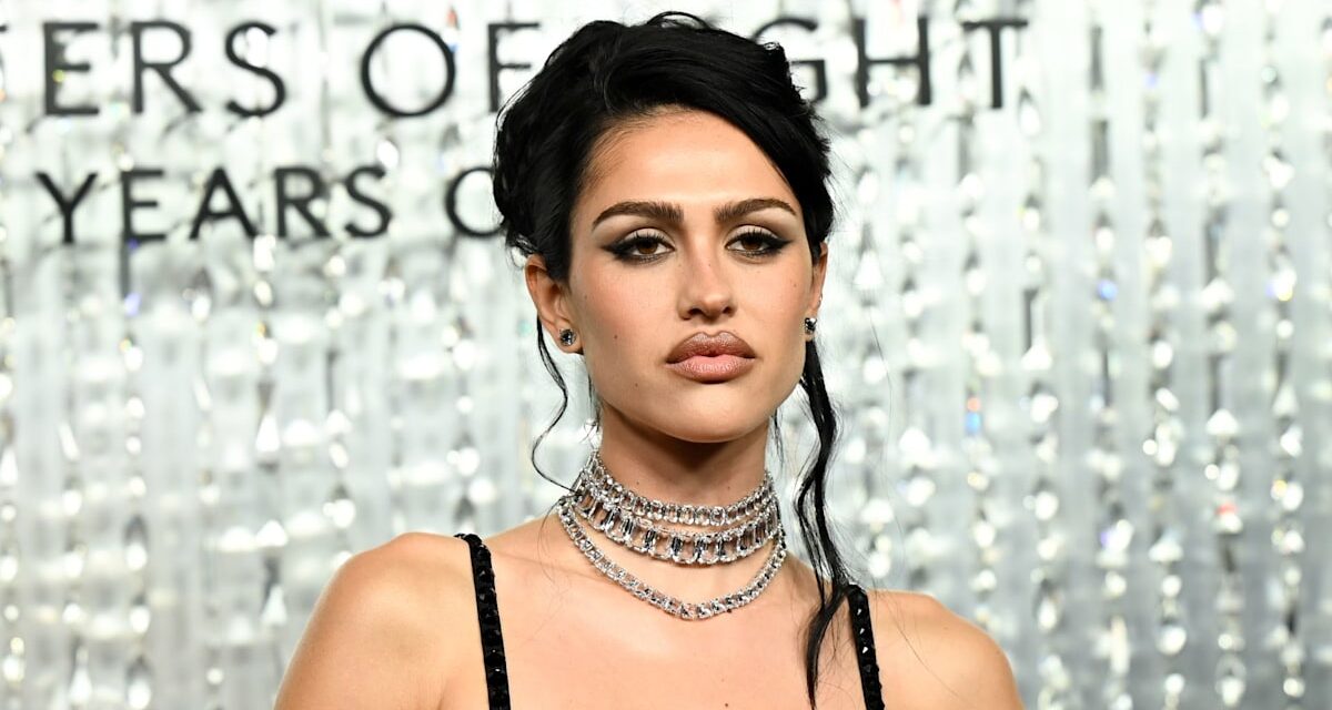 La robe midi incrustée de cristaux de la fille de Lisa Rinna, Amelia Gray, est une déclaration de robe nue pas comme les autres