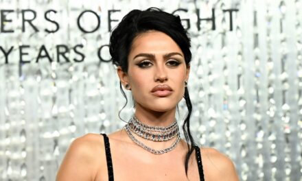 La robe midi incrustée de cristaux de la fille de Lisa Rinna, Amelia Gray, est une déclaration de robe nue pas comme les autres