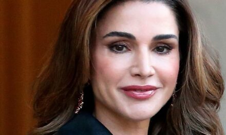 La reine Rania a un moment Cendrillon dans sa robe la plus flatteuse de 2025