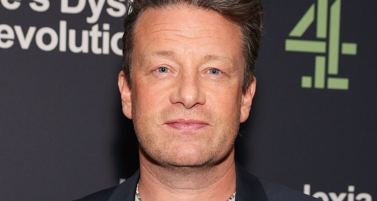 River, le fils de Jamie Oliver, est presque aussi grand que maman Jools alors qu&rsquo;il danse avec des bottes de cowboy