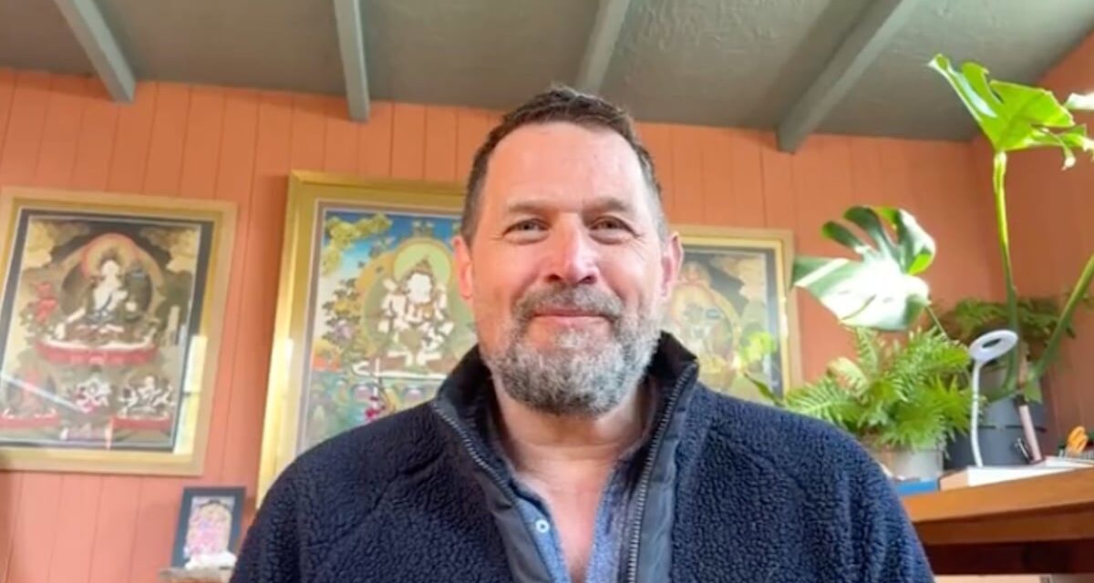 Évadez-vous dans « l&rsquo;hibernation » hivernale d&rsquo;Alistair Appleton dans un chalet en bord de mer sans électricité