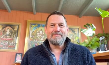 Évadez-vous dans « l&rsquo;hibernation » hivernale d&rsquo;Alistair Appleton dans un chalet en bord de mer sans électricité