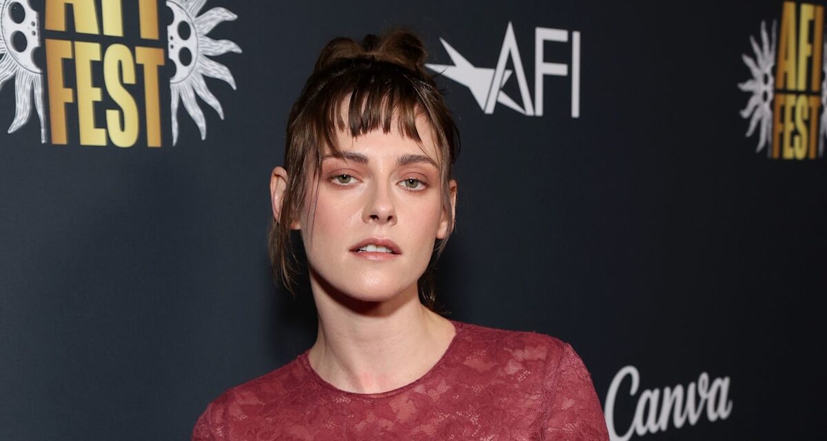 Kristen Stewart donne une touche gothique à la robe nue en dentelle pure sang de bœuf