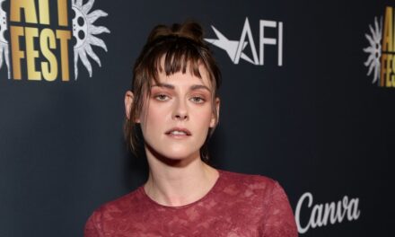 Kristen Stewart donne une touche gothique à la robe nue en dentelle pure sang de bœuf