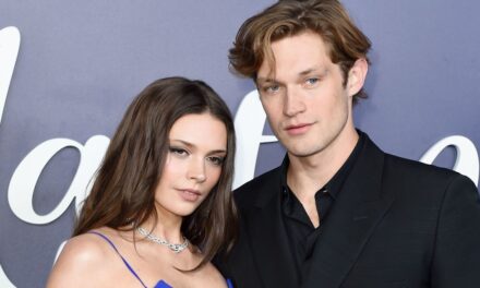 Harriet Herbig-Matten épate les fans en robe nue lors de la première de la saison 2 de Maxton Hall avec sa co-star Damian Hardung