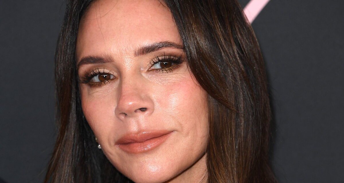 Victoria Beckham nous donne une leçon sur le style d&rsquo;une mini-robe à 50 ans