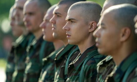 Les fans de Netflix sont « amoureux » du nouveau palmarès télévisé dramatique en huit parties