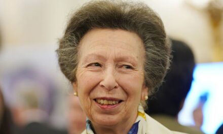 Famille royale EN DIRECT : la princesse Anne rendra visite aux constructeurs automobiles à Derby